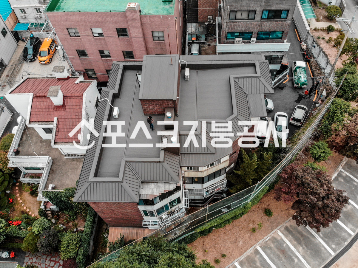 빌라 옥상 바닥을 회색 칼라강판으로 덮고 가장자리 난간까지 마감한 모습